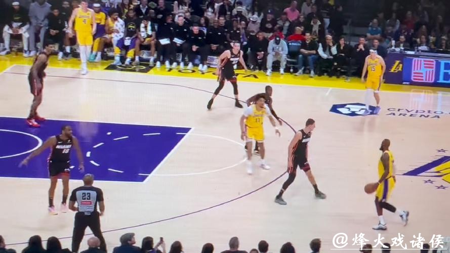 詹姆斯22+9关键时刻连得7分 湖人灭热火止连败