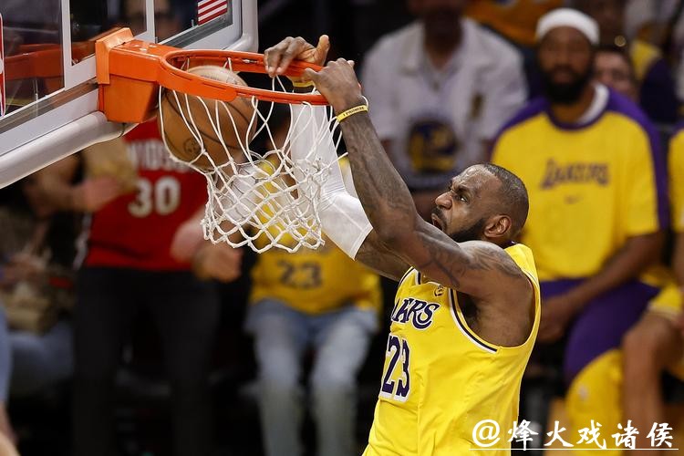 詹姆斯22+9关键时刻连得7分 湖人灭热火止连败